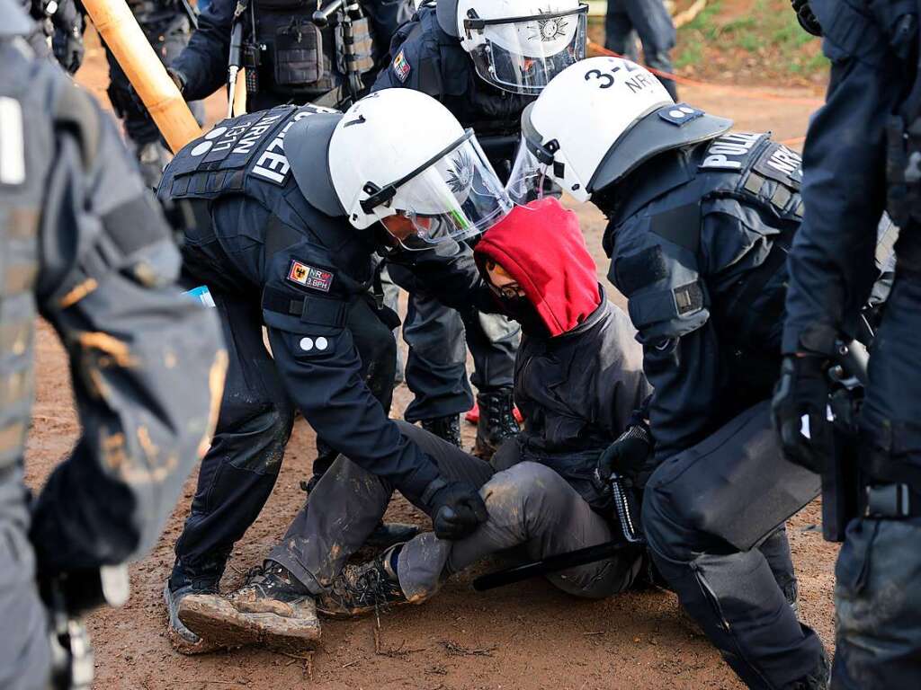 Die Polizei rumt den von Klimaaktivisten besetzen Ort Ltzerath.