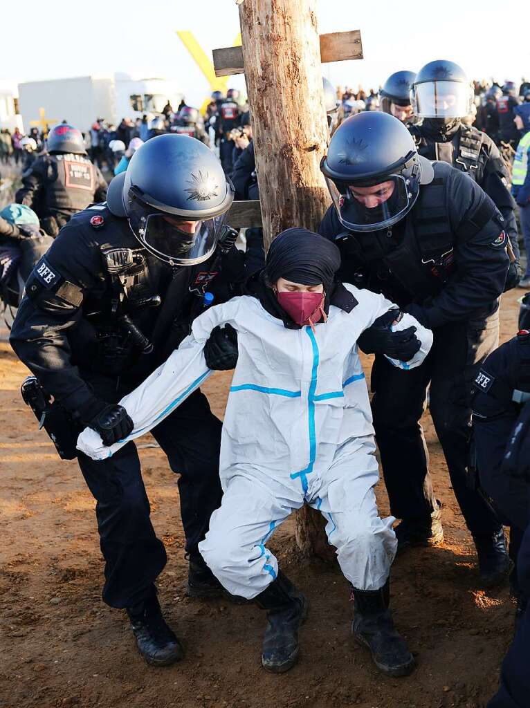 Die Polizei rumt den von Klimaaktivisten besetzen Ort Ltzerath.