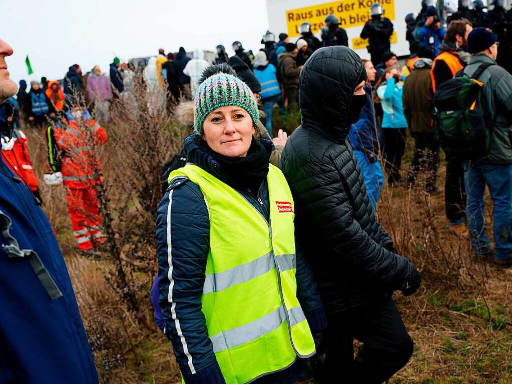 Janine Wissler, Vorsitzende der Partei Die Linke, beobachtet das Geschehen in Ltzerath.