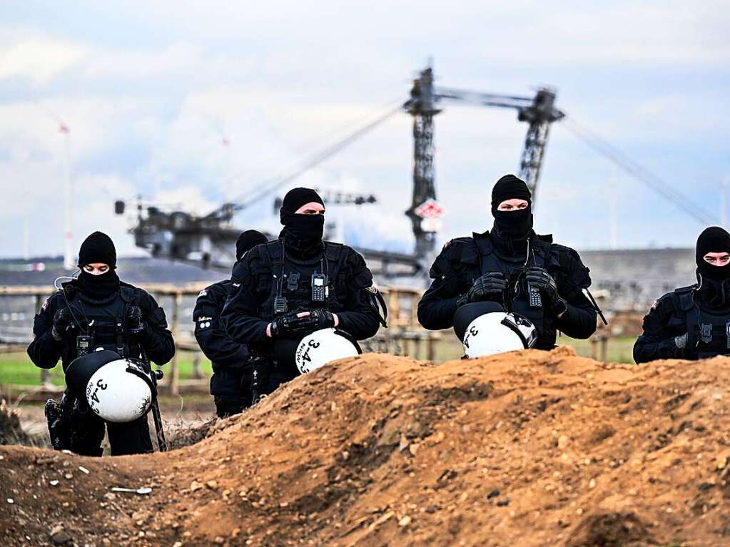 Polizisten sichern das Gelnde beim Braunkohletagebau Garzweiler II.