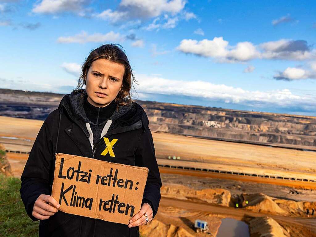 Klimaaktivistin Louisa Neubauer am Rande der Abbruchkante am Tagebau Garzweiler II. (8. Januar)