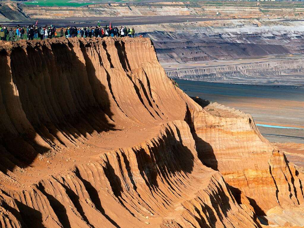 Teilnehmer des Dorfspaziergangs in Ltzerath stehen an der Kante des Tagebaus Garzweiler II. (8. Januar)