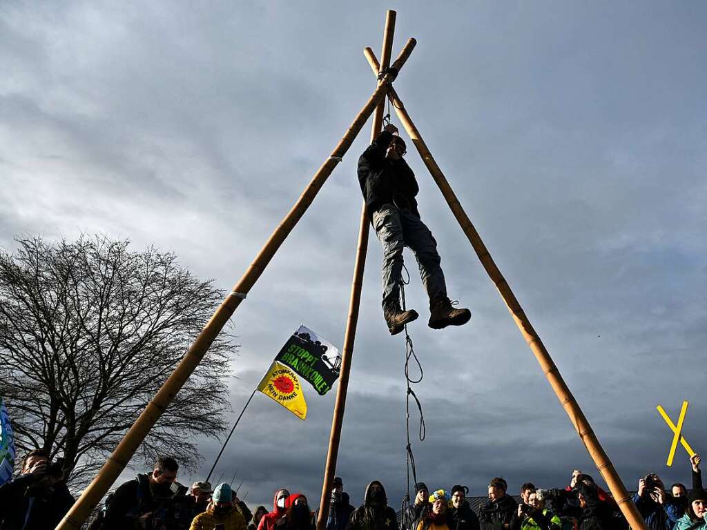 Ein Klimaschutzaktivist hngt whrend des Aktionstrainings an einem Tripod um die bevorstehende Rumung durch die Polizei zu proben.