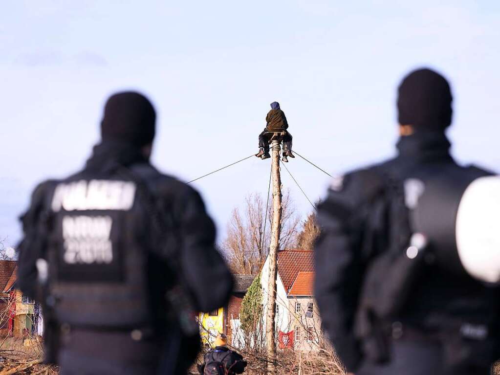 Die Polizei rumt den von Klimaaktivisten besetzen Ort Ltzerath.