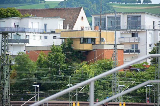 ber den Gleisen thront das alte Stellwerk der Deutschen Bahn.  | Foto: Hannes Lauber