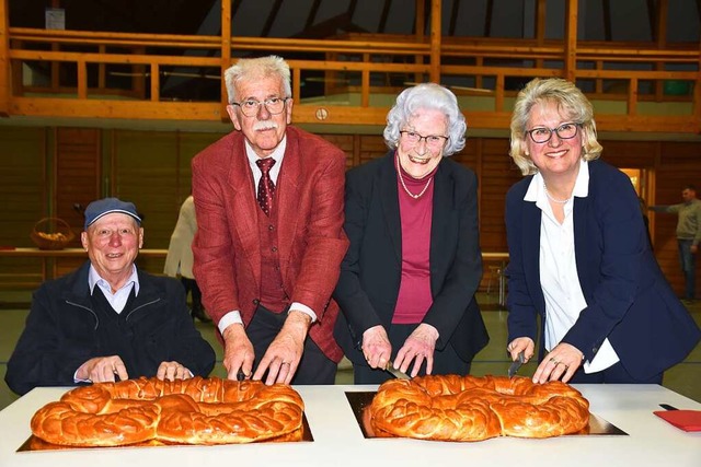 Beim Neujahrsempfang der Gemeinde Steg...in Frnzi Kleeb die Neujahrsbrezel an.  | Foto: Thomas Biniossek