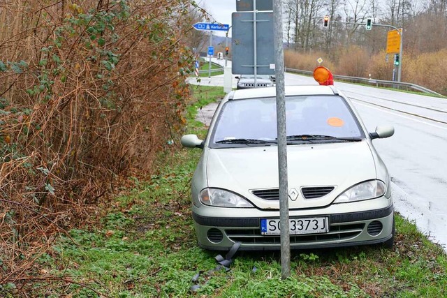 Seit Wochen steht dieser Renault an de...iese Weise von seinem Halter entsorgt.  | Foto: Michael Strter