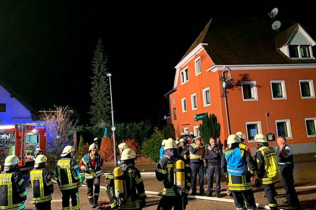 Zwei Personen wurden beim Brand leicht verletzt.  | Foto: Matthias Meier