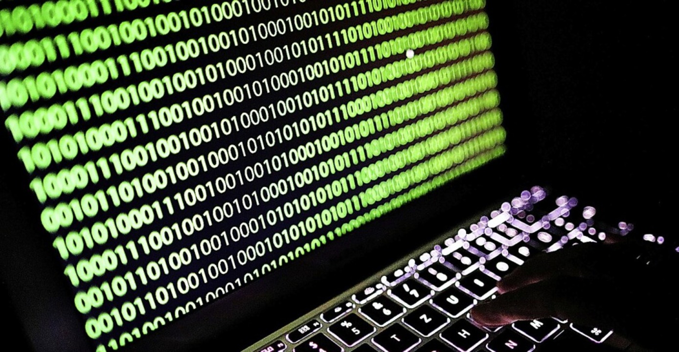 Auf dem Bildschirm eines Laptops ist e...frage von Cyberkriminalität betroffen.  | Foto: Oliver Berg (dpa)