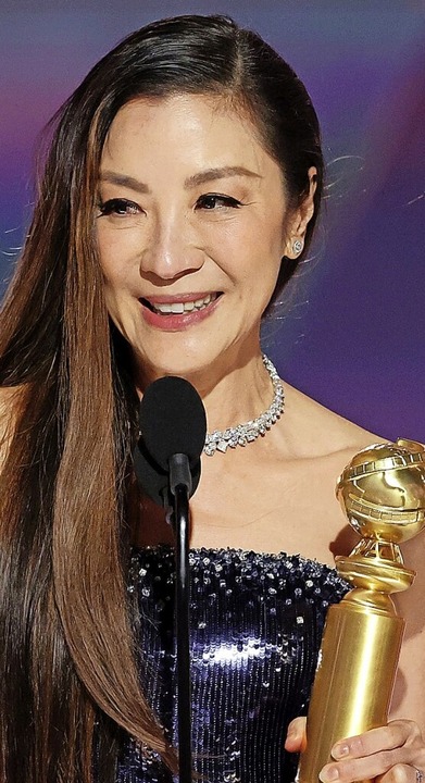 Michelle Yeoh bekam einen Globe als beste Schauspielerin.  | Foto: Rich Polk (dpa)