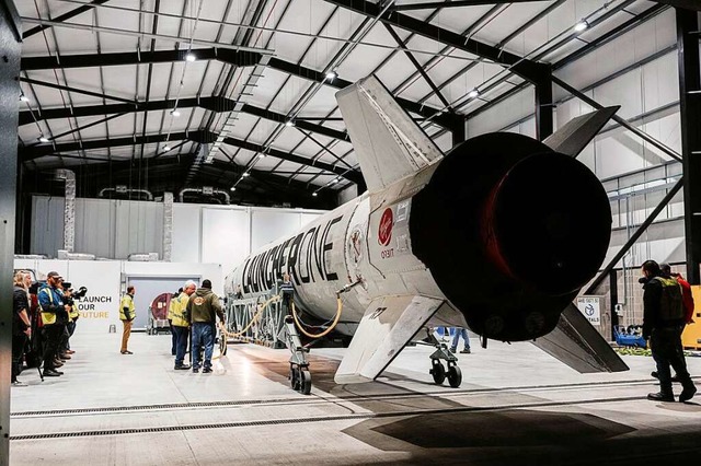Ingenieure bei den letzten Vorbereitun...art der LauncherOne-Rakete in Cornwall  | Foto: Uncredited (dpa)