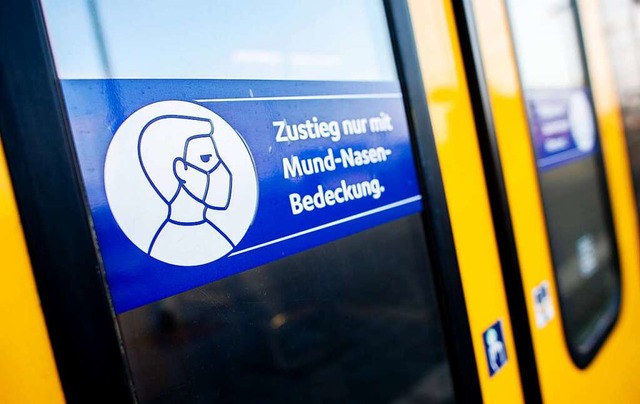 Damit ist jetzt Schluss: Ab Ende Janua...und-Nasen-Schutz mehr in Bus und Bahn.  | Foto: Hauke-Christian Dittrich (dpa)