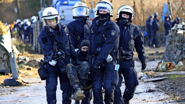 Polizisten tragen einen Klimaaktiviste...vom besetzten Braunkohleort Ltzerath.  | Foto: Oliver Berg (dpa)