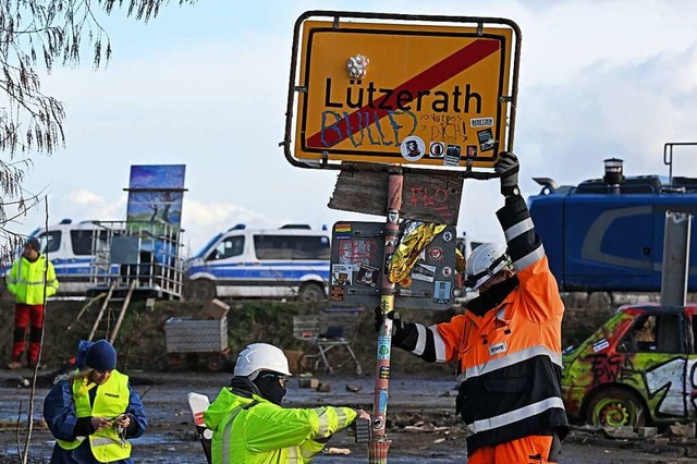 In Ltzerath mssen keine Menschen vor...Nun wird auch das Ortsschild abgebaut.  | Foto: Federico Gambarini (dpa)