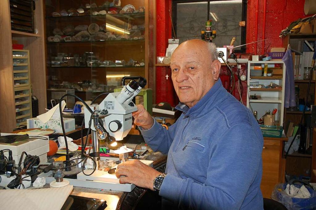 Klaus Jger in seinem Reich im Keller ...am Mikroskop seinen Mineralien widmet.  | Foto: Wolfgang Beck