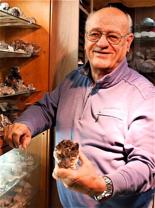 Der Vereinsvorsitzende  hat im Lauf de... mehrere tausend Mineralien gesammelt.  | Foto: Wolfgang Beck