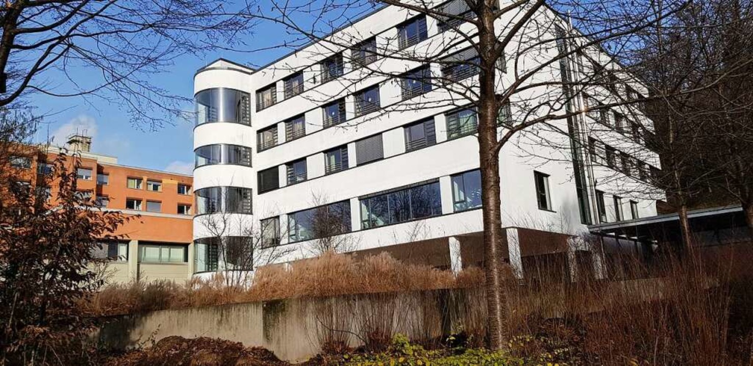 Gebäude im Bauhaus-Stil: Der von Zentr...nik für Psychosomatik untergebracht .   | Foto: Gerhard Walser