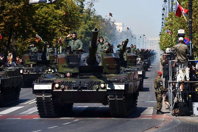 Polnische Leopard 2 A5 bei einer Parade in Warschau 2015  | Foto: Tomasz Gzell