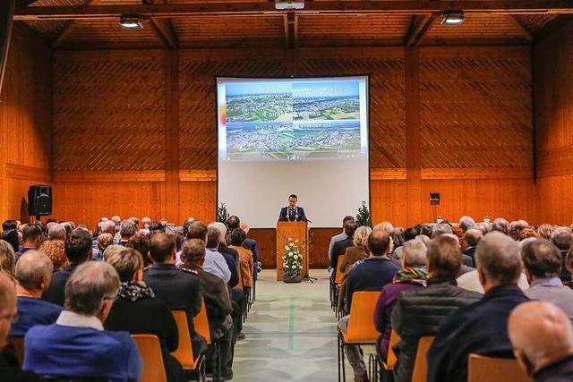 Brgermeister Marco Gutmann spricht vor versammelter Gemeinde  | Foto: Adrian Hofmann