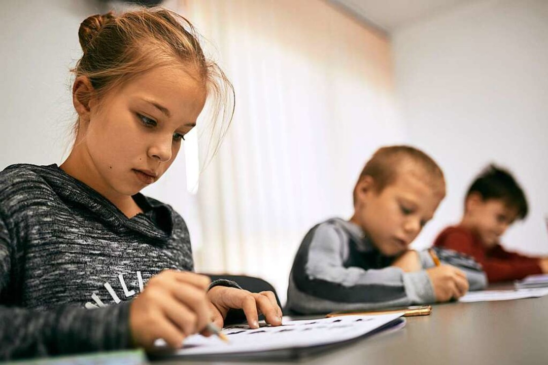 Es gibt viele Lernmethoden, Kindern di...es Lesens und Schreibens beizubringen.  | Foto: Zeljko Dangubic via www.imago-images.de