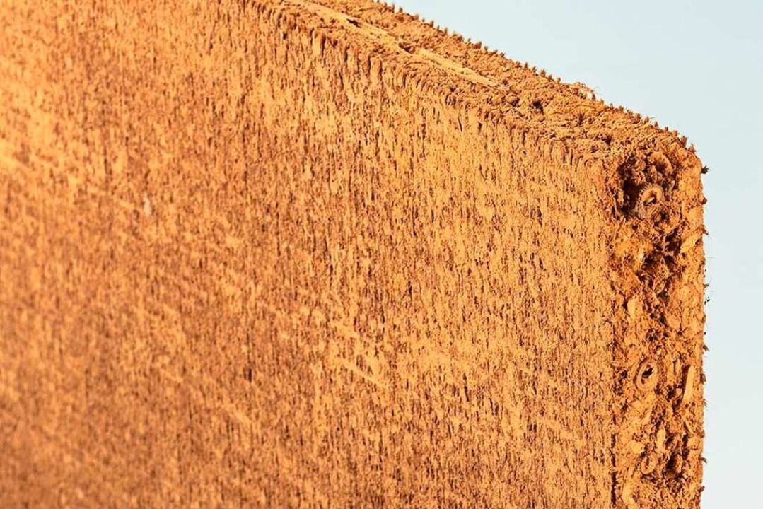 Die leichtere Lehmbauplatte von Herste...tec beinhaltet neben Lehm auch Schilf.  | Foto: Claytec