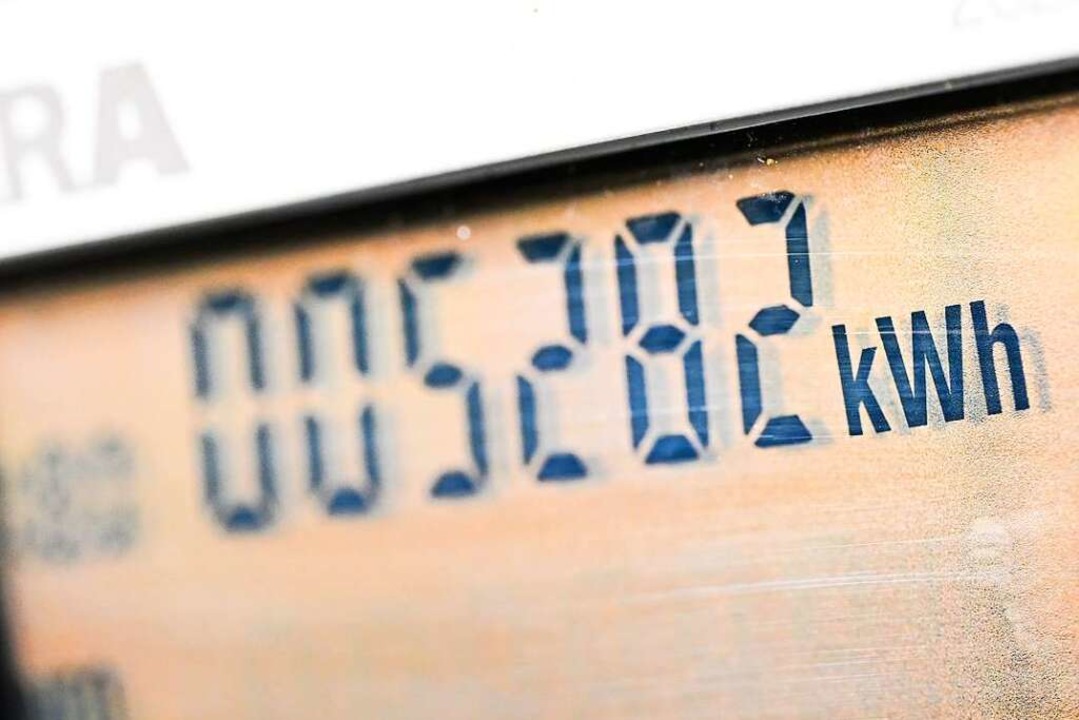 Die Digitalanzeige eines Stromzählers in einem Privathaushalt.  | Foto: Bernd Weißbrod (dpa)