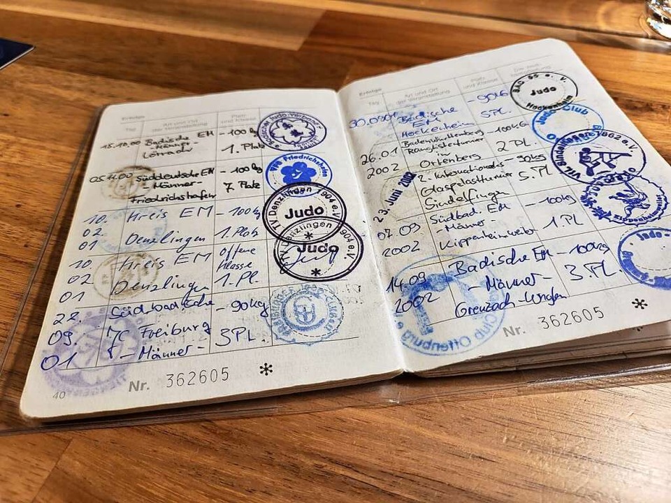 Das Wettkampfbuch von Martin Rttinger...seine zahlreichen guten Platzierungen.  | Foto: Jacqueline Grundig