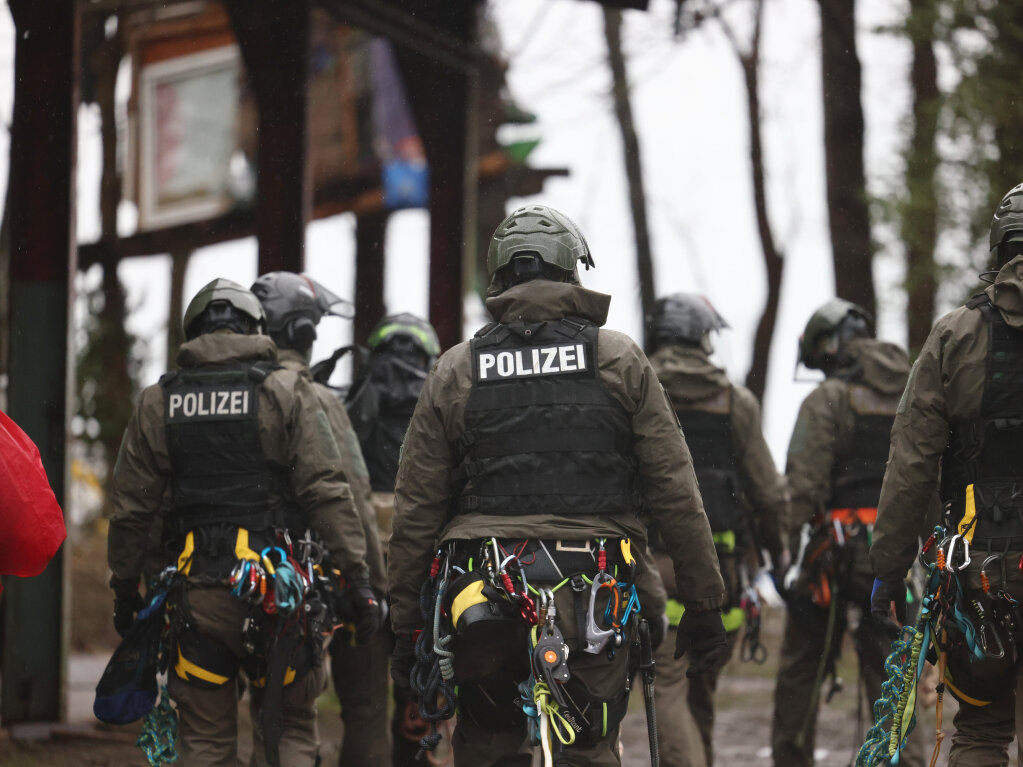 Fr Klettereinstze ausgerstete Polizisten gehen am zweiten Tag der Rumung durch den von Klimaaktivisten besetzten Braunkohleort Ltzerath.