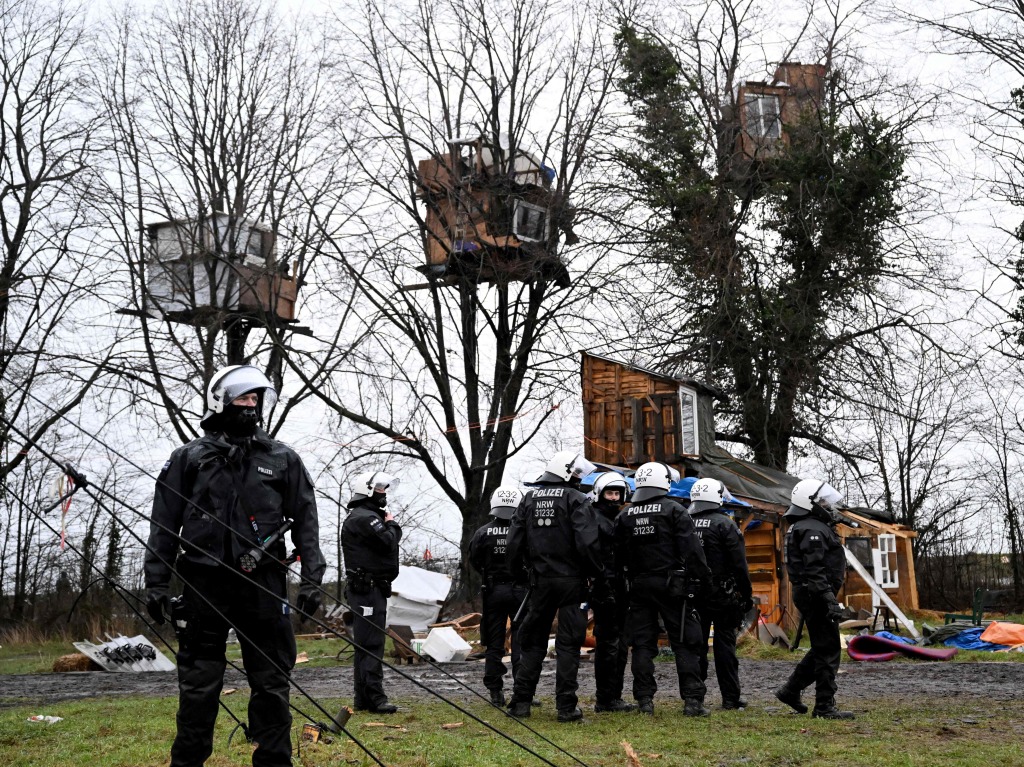 Die Polizei rumt den von Klimaaktivisten besetzen Ort Ltzerath.