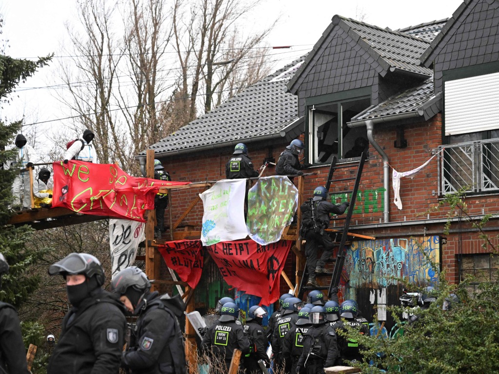 Die Polizei rumt den von Klimaaktivisten besetzen Ort Ltzerath.