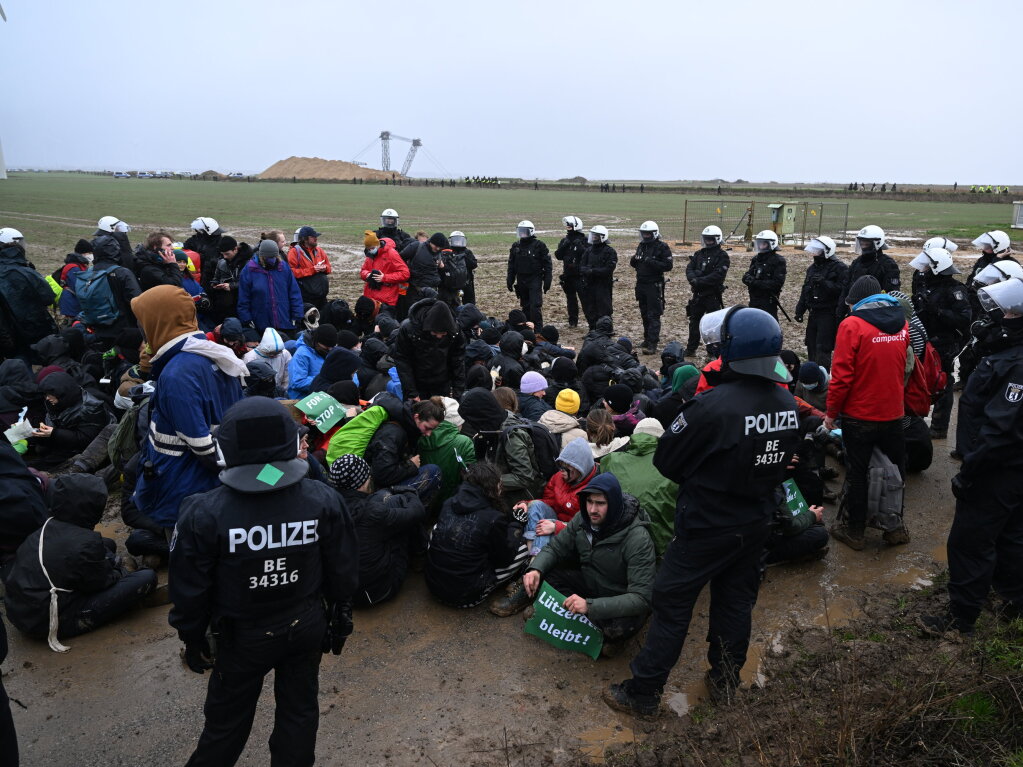 Die Polizei kesselt Demonstranten ein. Die Demonstranten hatten versucht am zweiten Tag der Rumung durch die Polizei ber cker zum besetzten Braunkohleort Ltzerath zu gelangen.