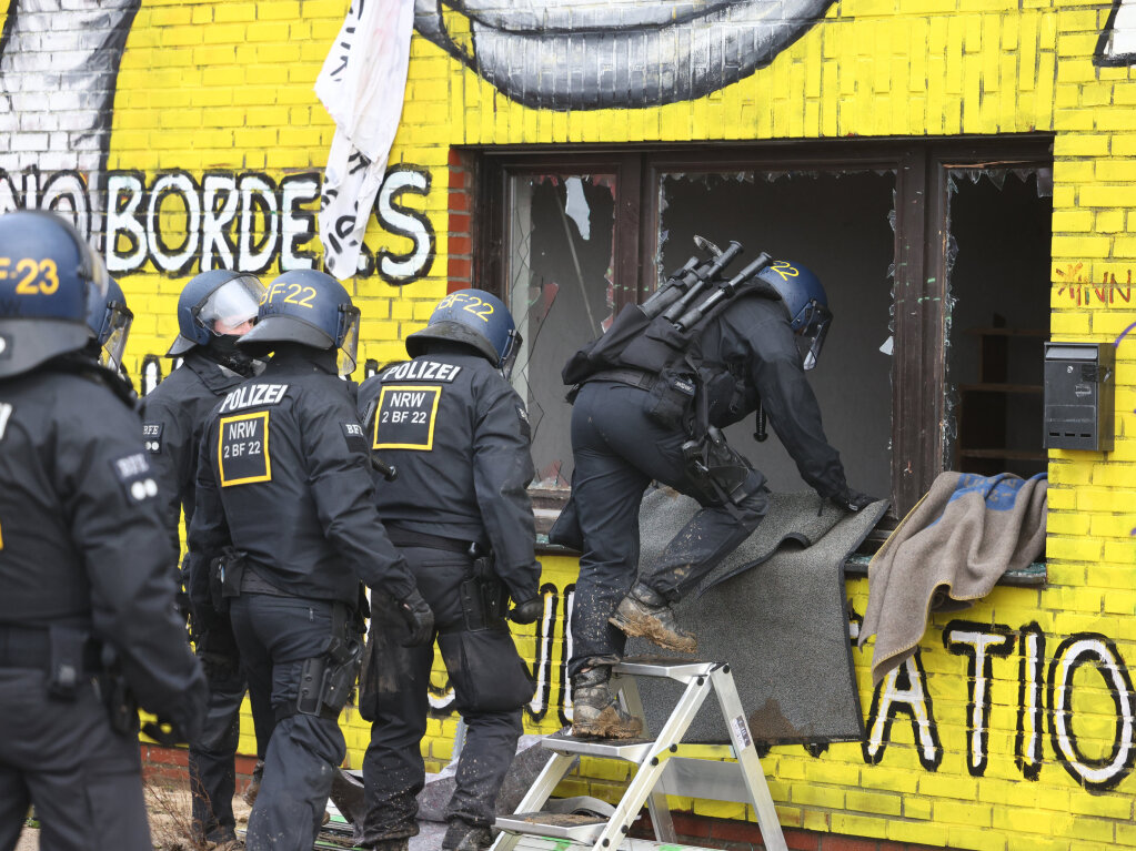 Die Polizei rumt den von Klimaaktivisten besetzen Ort Ltzerath.