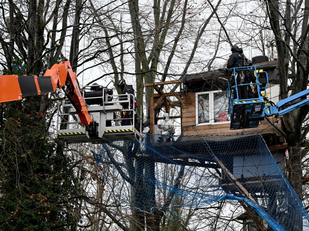 Die Polizei versucht ber Klimaaktivisten aus den Baumhusern zu holen.