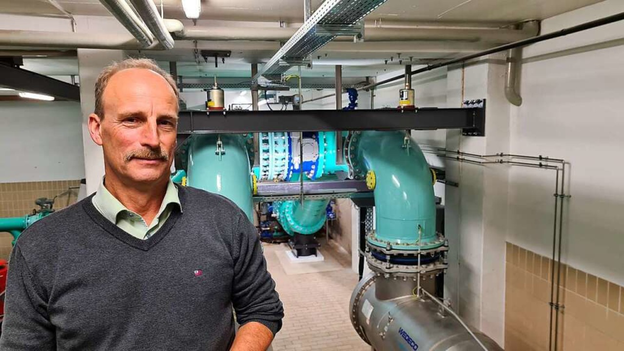 Klaus Rhode, Bereichsleiter Wasser/Abw... zum Hochbehlter am Schnberg fhren.  | Foto: Stefan Ammann