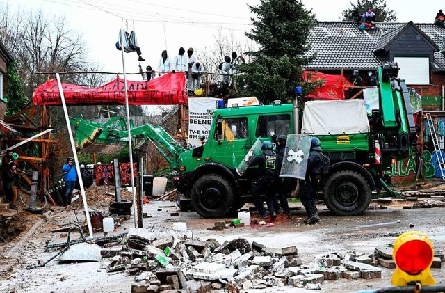 Am Donnerstag entfernt die Polizei Bar...aunkohleort Ltzerath errichtet haben.  | Foto: INA FASSBENDER (AFP)