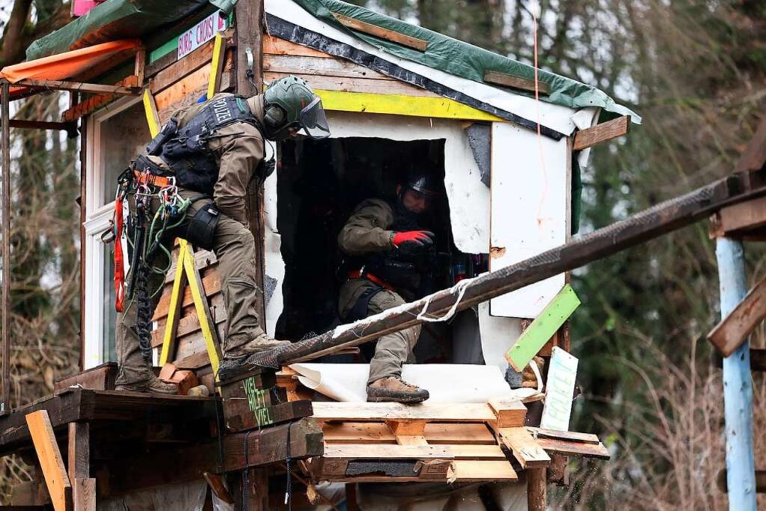 Kletternde Polizisten untersuchen am zweiten Tag der Räumung ein Baumhaus.  | Foto: Rolf Vennenbernd (dpa)
