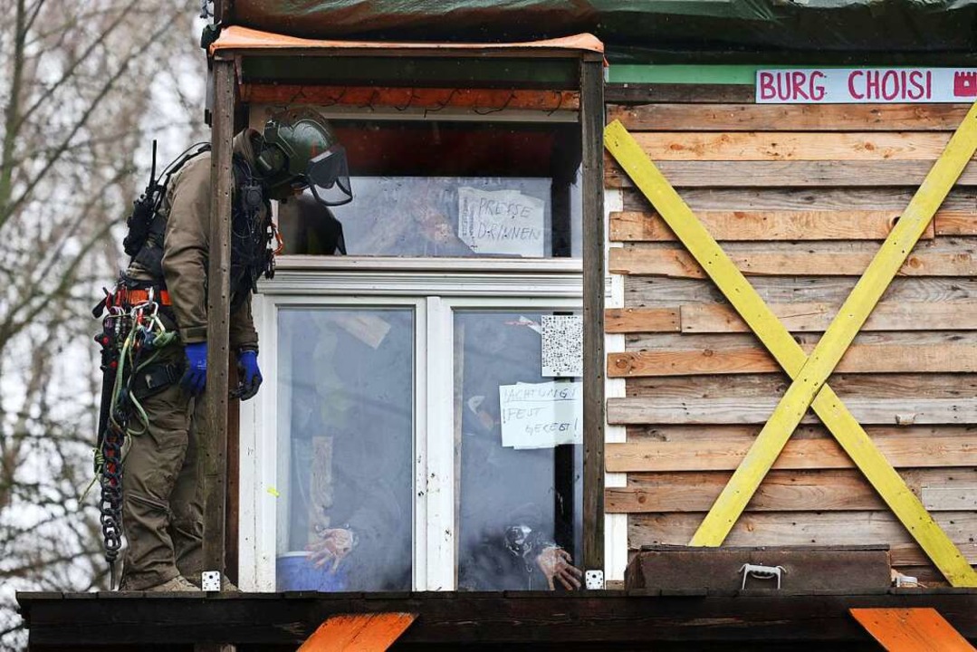 Aktivisten haben sich am zweiten Tag d...cheiben in einem Baumhaus festgeklebt.  | Foto: Rolf Vennenbernd (dpa)