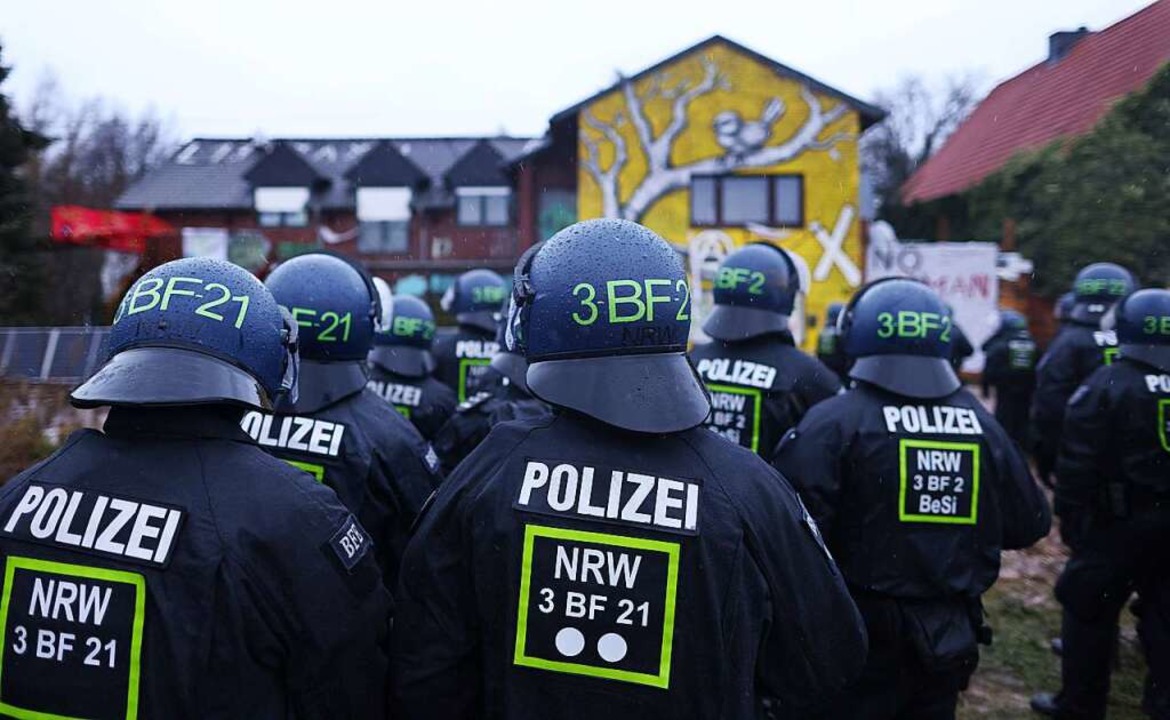 Die Polizei setzt die Räumung des Ortes Lützerath am Donnerstag fort.  | Foto: Rolf Vennenbernd (dpa)
