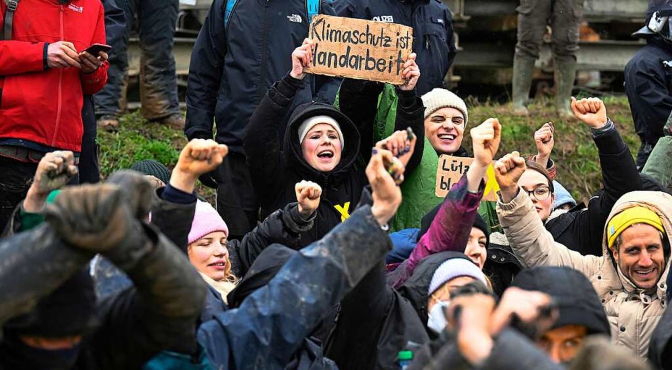 Umweltaktivistin Luisa Neubauer  prote...ten besetzten Braunkohleort Ltzerath.  | Foto: Roberto Pfeil (dpa)