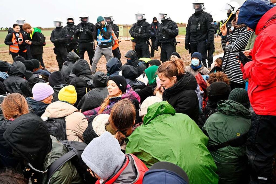 Die Polizei kesselt Demonstranten ein....n Braunkohleort Ltzerath zu gelangen.  | Foto: Federico Gambarini (dpa)
