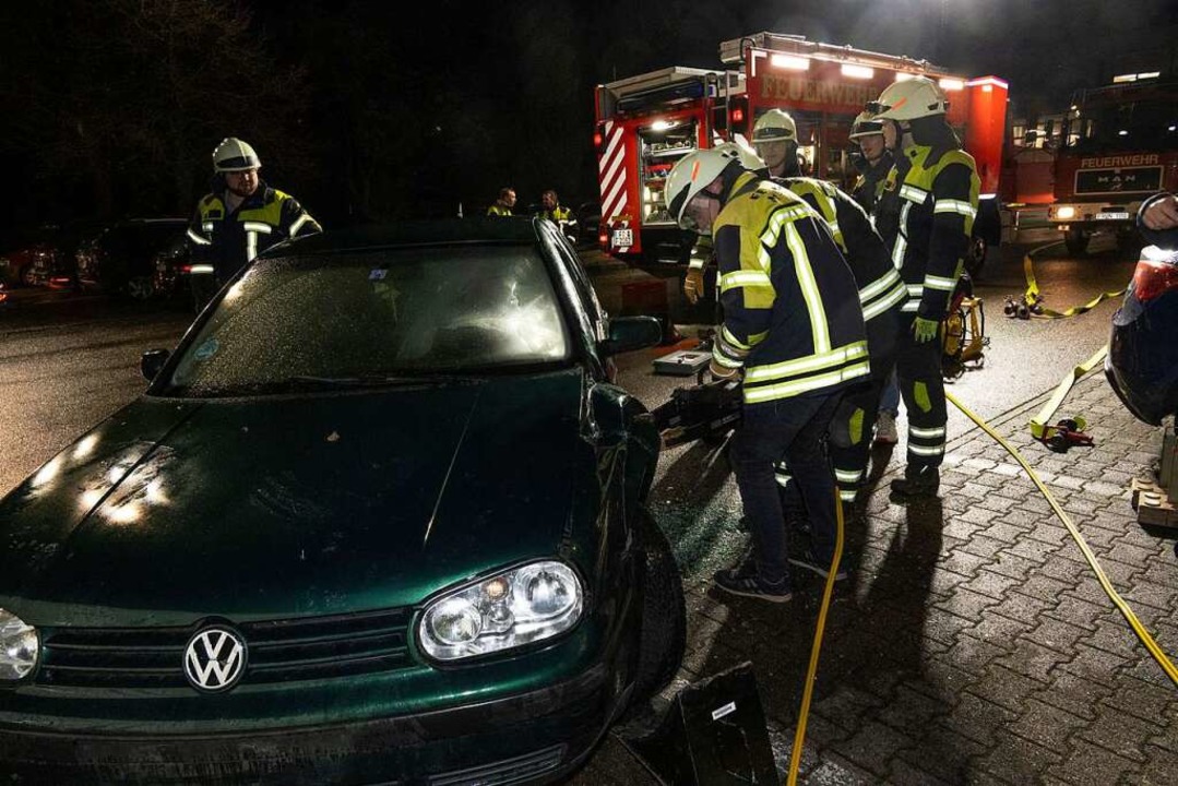 Rettungsschere und Spreizer selbst aus...erabends bei der Mllheimer Feuerwehr.  | Foto: Volker Mnch