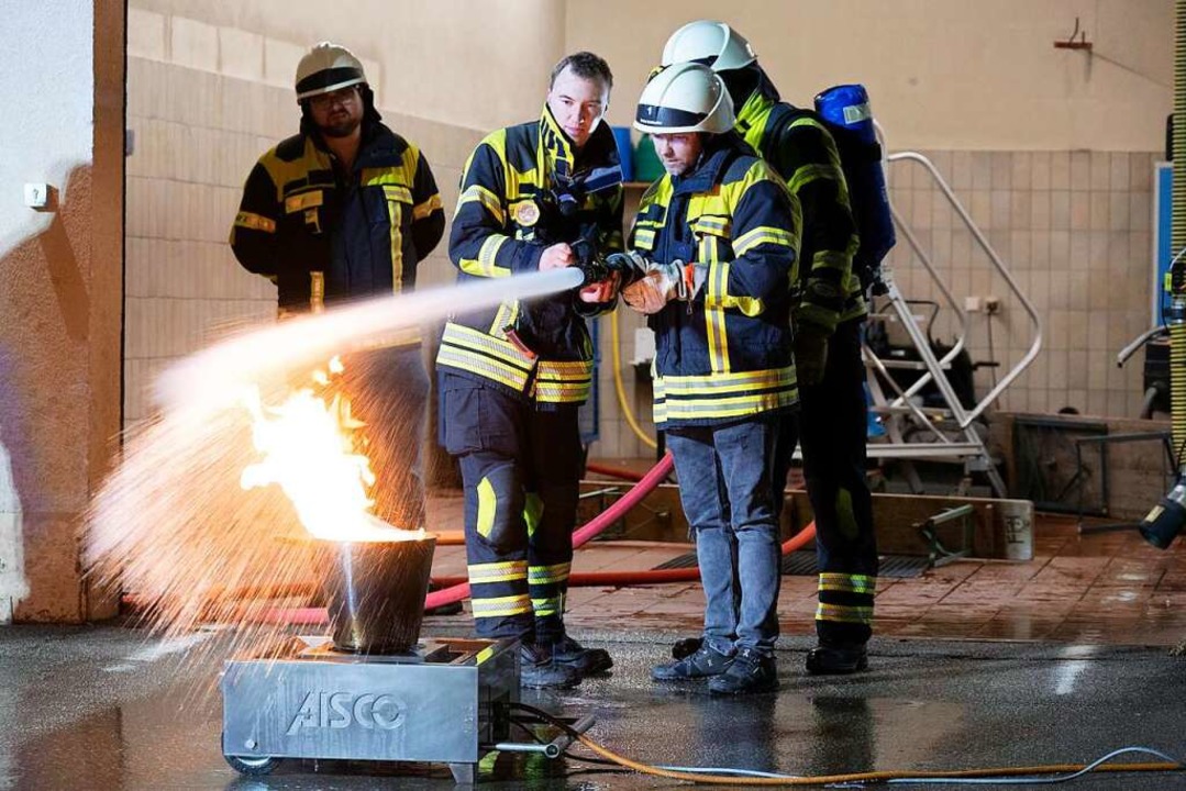 An einem Lschtrainer konnten die Gste erste Erfahrungen am Strahlrohr sammeln.  | Foto: Volker Mnch