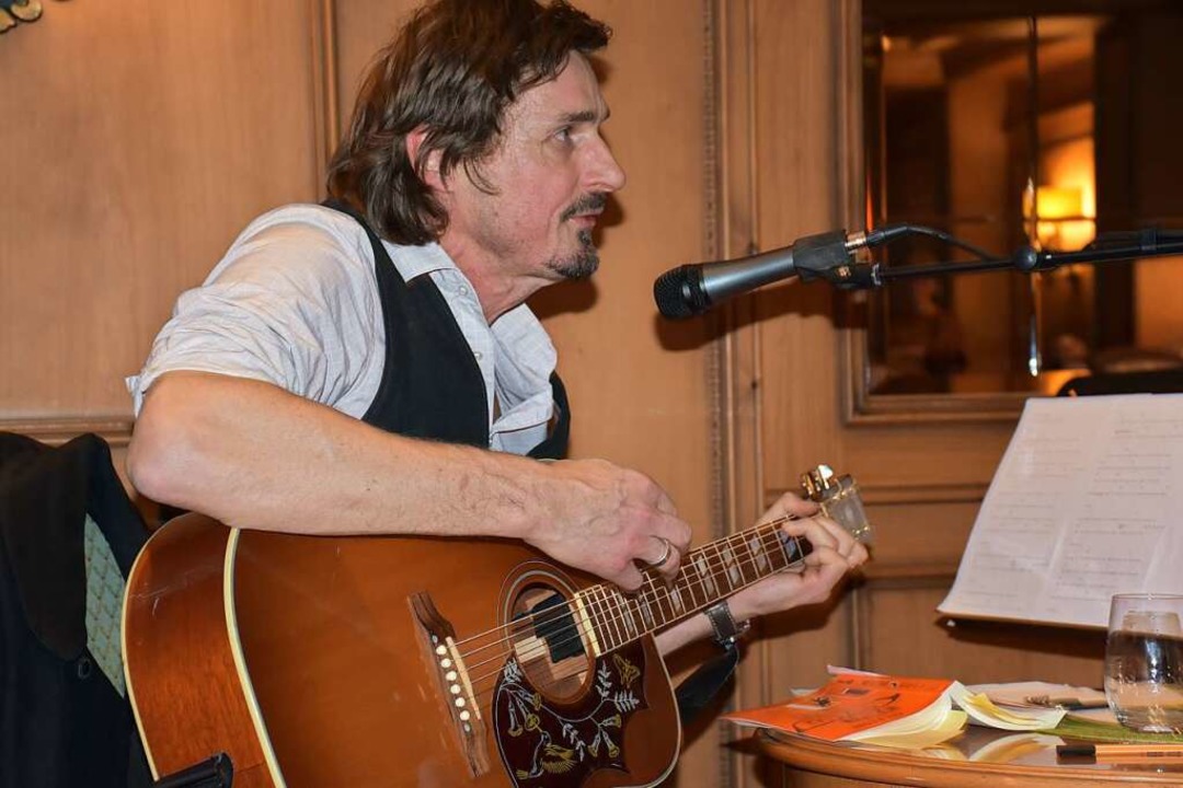 Marc Hofmann singt bei der Winterlese ...auf der Flucht&#8220;  Mrderballaden.  | Foto: Thomas Biniossek