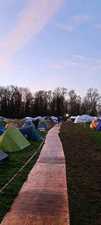 Das Zeltcamp im Nachbarort Keyenberg.  | Foto: Felix Schachenmayr