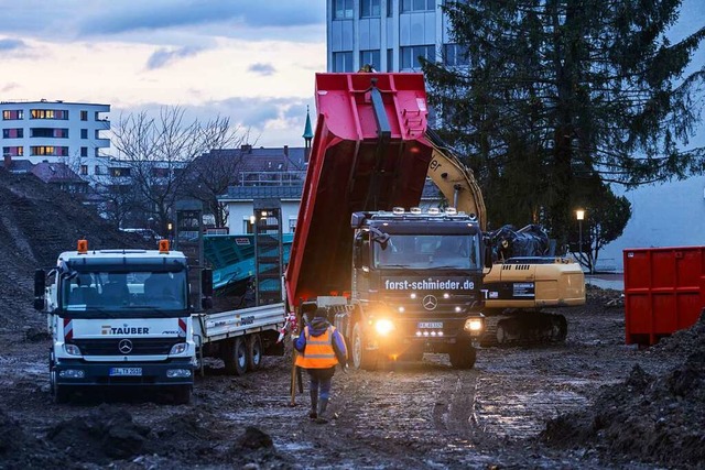 Erste Vorsichtsmanahmen am Mittwoch: ...and am Fundort der Weltkriegsbombe ab.  | Foto: Philipp von Ditfurth (dpa)