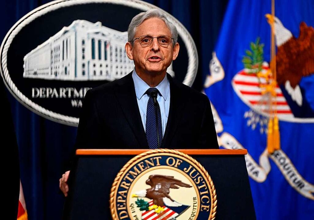 US-Justizminister Merrick Garland hat ... unabhängigen Sonderermittler ernannt.  | Foto: OLIVIER DOULIERY (AFP)