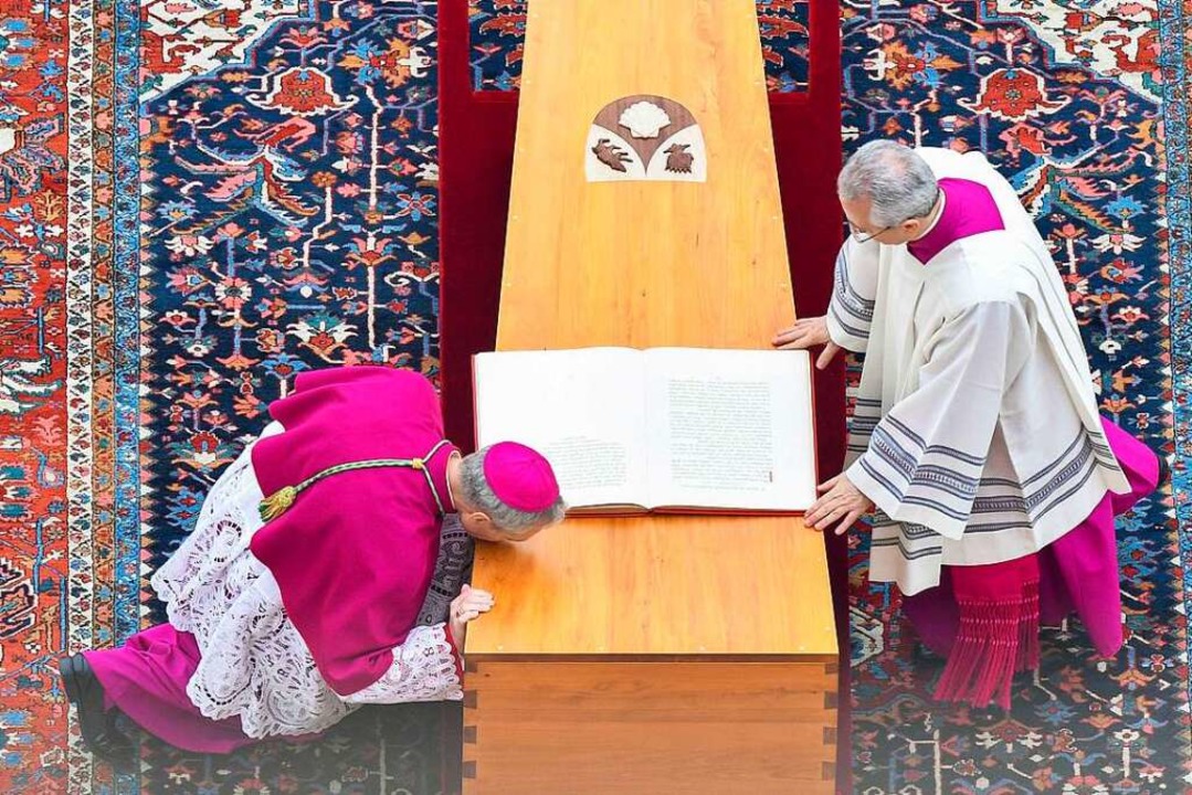 Gnswein ksst den Sarg von Benedikt XVI.  | Foto: Vatican Media (dpa)