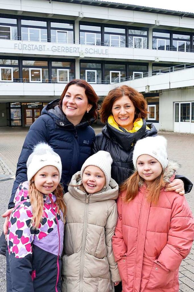 Die Lehrerinnen Iryna Kobzar und Larys...Schlerinnen Valeriya, Eva und Aryna.   | Foto: Susanne Filz