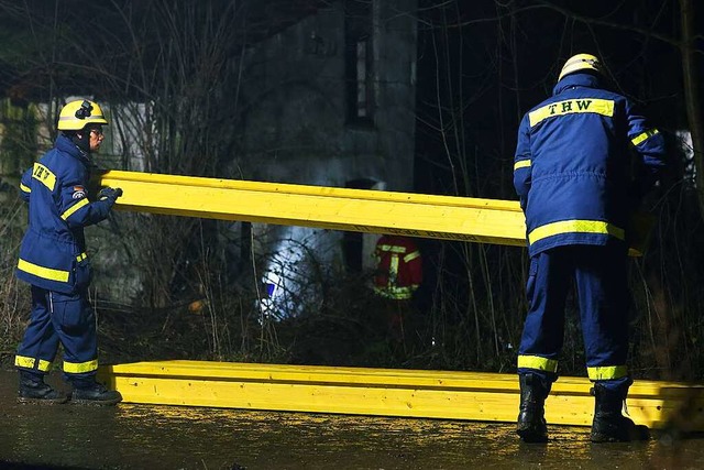 Mitarbeiter des THW stappeln Material ...onen in einem Tunnel verschanzt haben.  | Foto: David Young (dpa)