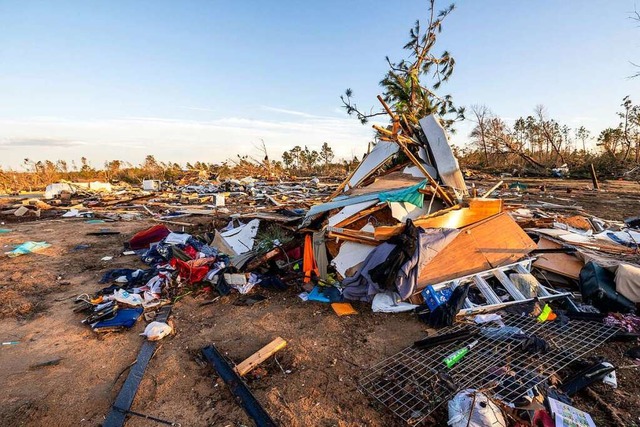 Von einem Haus an der County Road 43 i...Unwetter nur noch das Fundament brig.  | Foto: Vasha Hunt (dpa)